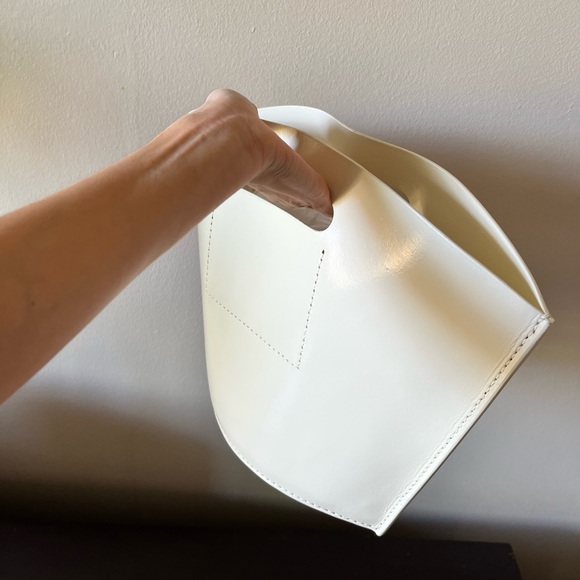 Lauren Manoogian
Beautiful tan 100% leather Made in Peru. Brand new! - Picture 4 of 4